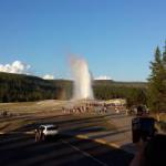 Abendliche Old Faithful Eruption von der Lodge aus